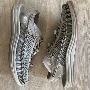 Keen Uneek Timberwolf/Plaza Taupe size 9 new